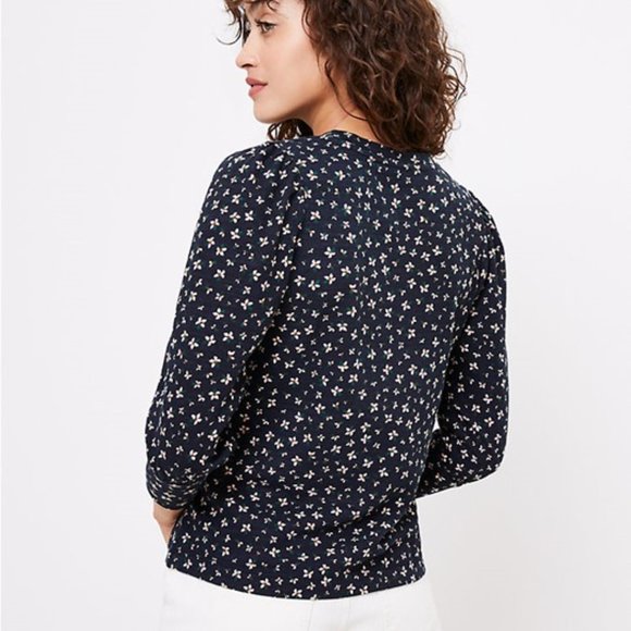LOFT NWT Navy Floral Puff Shoulder Top M - Picture 2 of 8